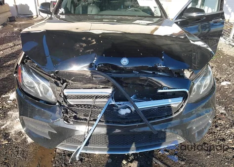 2017 Mercedes-Benz E 300 4Matic z USA, uszkodzony, nr VIN WDDZF4KB9HA135677